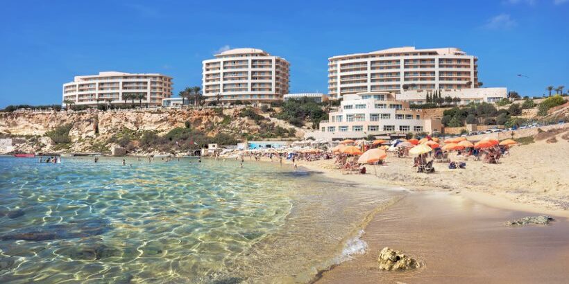 Пляж Golden Bay на Мальте