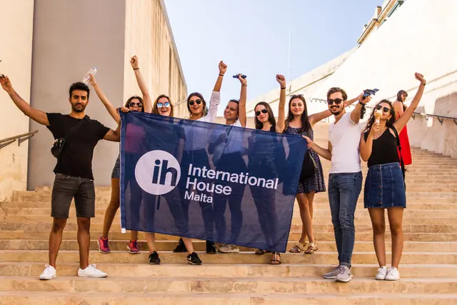 Eine Gruppe von IH-Malta-Studierenden auf der Treppe in Valletta