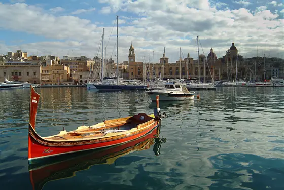 Ein traditionelles Luzzu-Boot im Hafen von Birgu