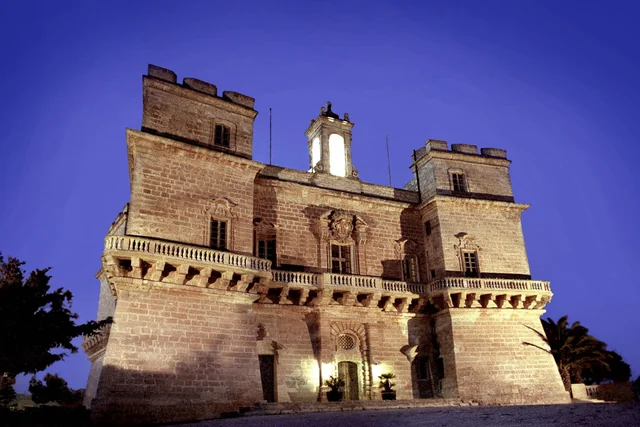 Una torre fortificata illuminata al crepuscolo