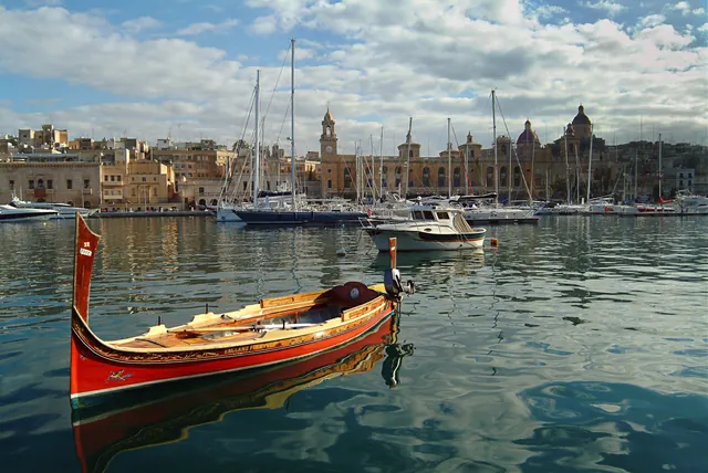 Una tradizionale barca luzzu nel porto di Birgu