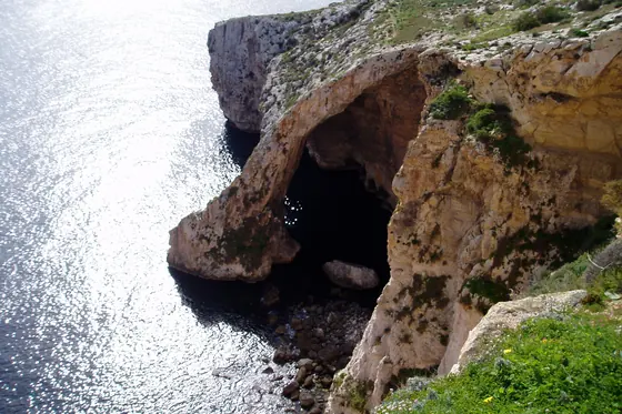 Grotte marine nelle scogliere della costa maltese