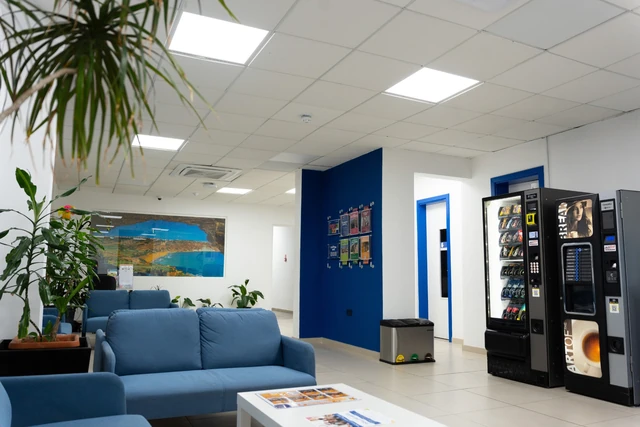 La sala studenti di IH Malta, con distributori automatici e una bacheca
