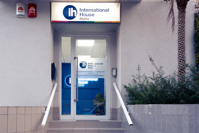 L’ingresso di IH Malta dalla strada