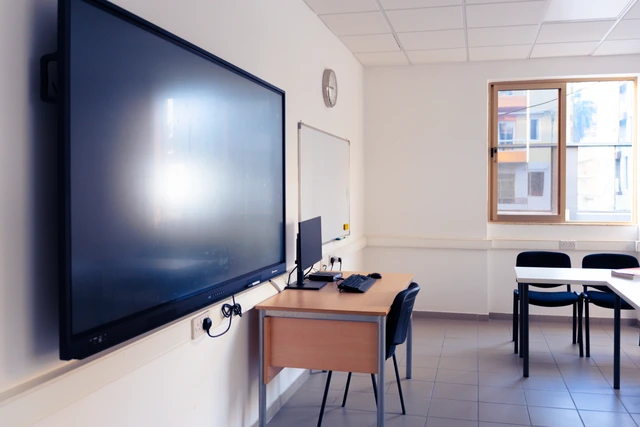 Un’aula di IH Malta con schermo interattivo