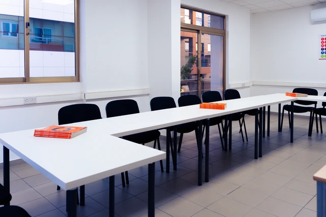 Un’aula di IH Malta preparata per il lavoro di gruppo