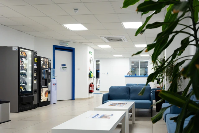L’area comune di IH Malta, con divani e distributori automatici