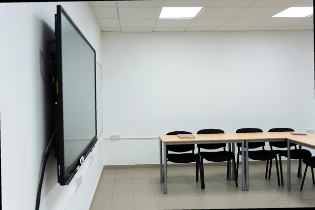 Un’aula vuota di IH Malta, vista dalla cattedra