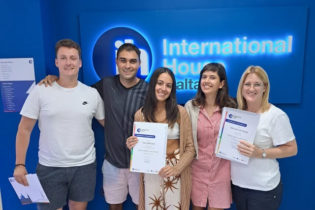 Studenti con i loro attestati di fine corso a IH Malta