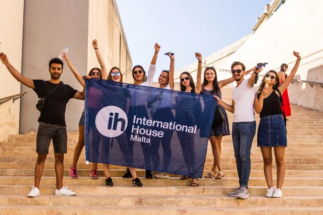 Un gruppo di studenti di IH Malta sulla scalinata a La Valletta