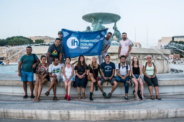 Un gruppo di IH Malta alla Fontana dei Tritoni a La Valletta