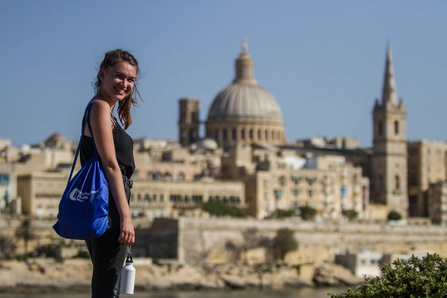 Una studentessa di IH Malta con La Valletta alle spalle