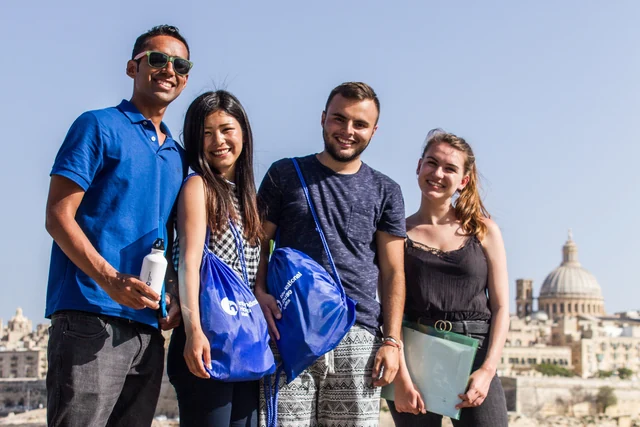 Quattro studenti di IH Malta all’aperto, con la città alle spalle