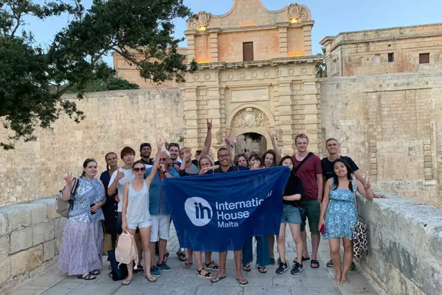 Un gruppo di IH Malta alla porta di Mdina