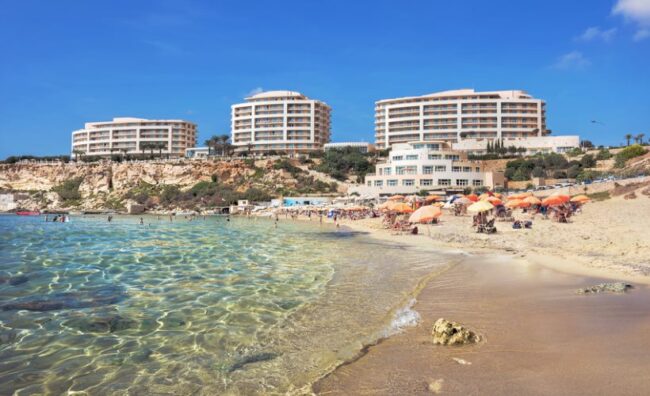 Пляж Golden Bay на Мальте